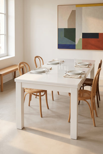Table à manger extensible blanc brillant 120 à 160 cm, 4 à 6 personnes, en situation