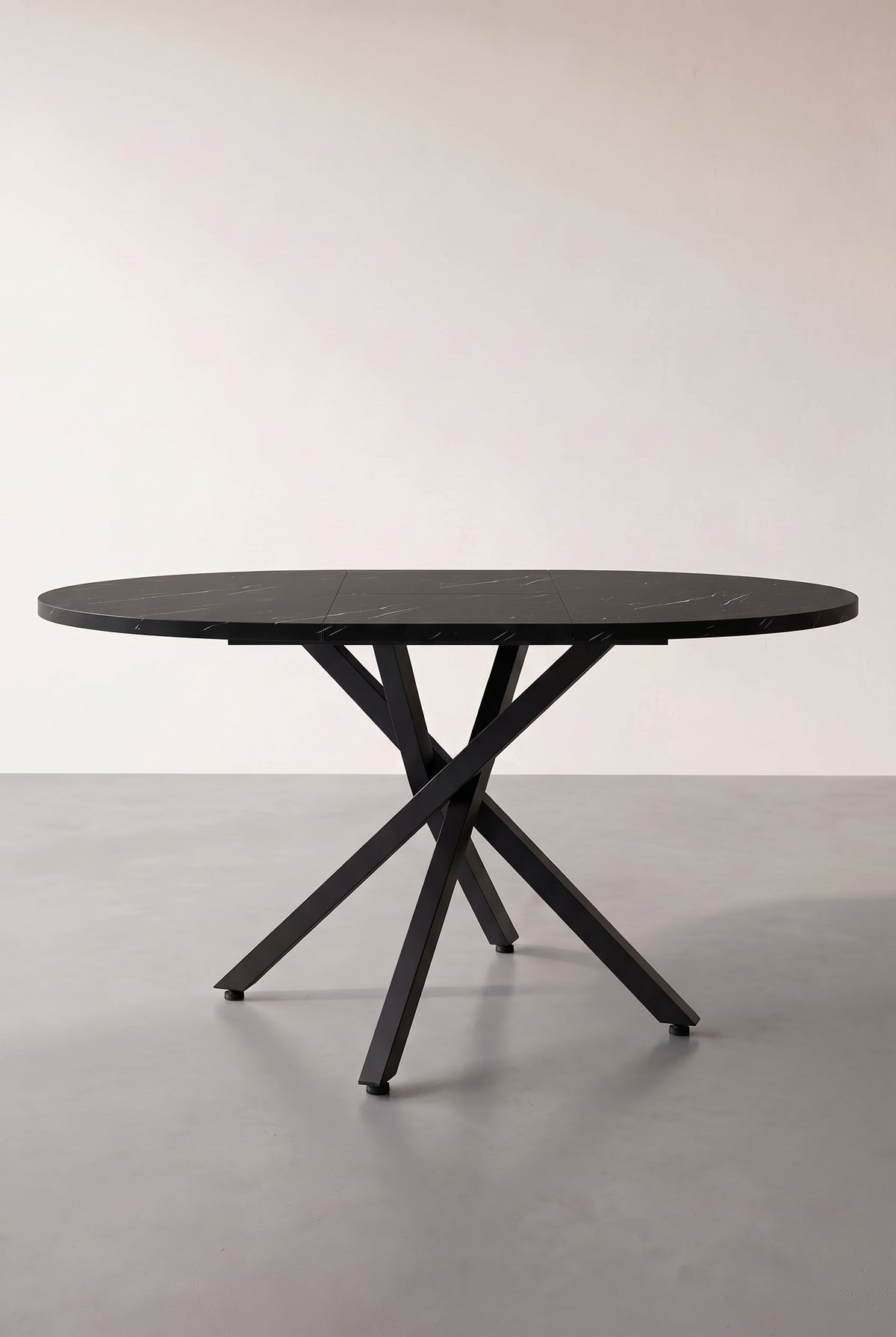 Table ronde extensible 100 à 140 cm, aspect marbre et métal noir, dépliée