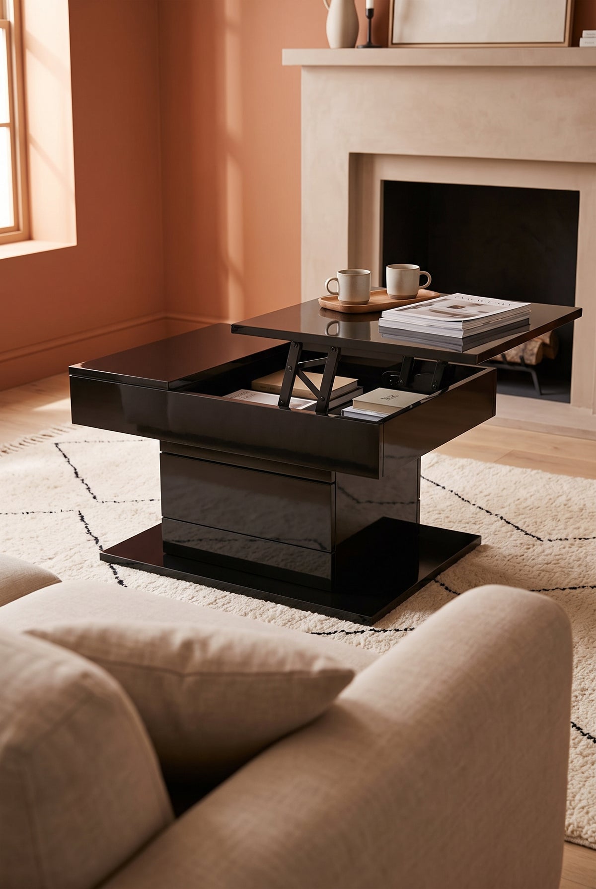 Table basse relevable et pivotante 360°, 70 x 70 cm, 1 tiroir, en situation