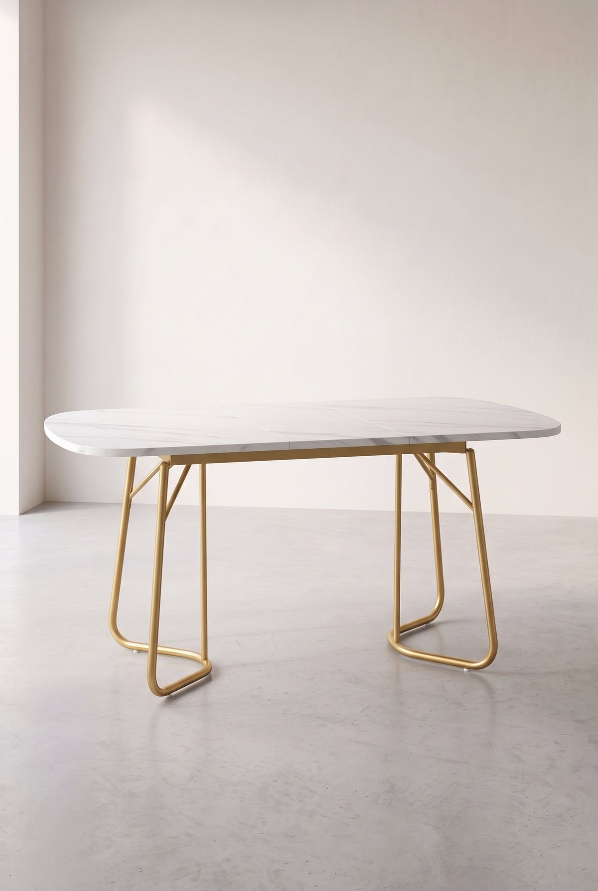 Table à manger extensible effet marbre 140 à 180 cm, pieds dorés, dépliée